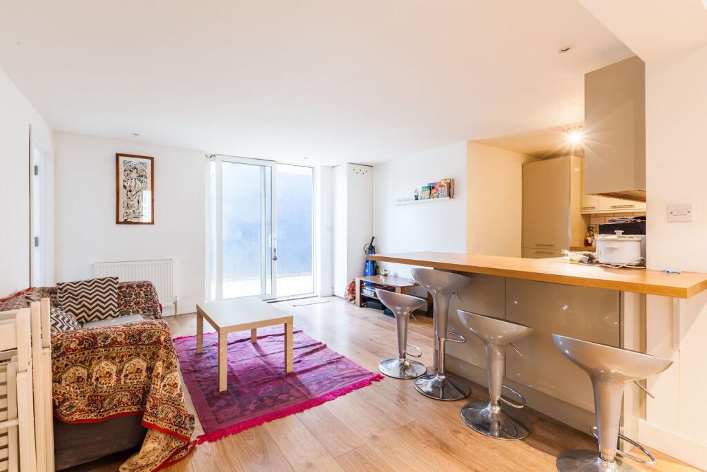3 bed 1st Floor Flat for rent in Bow. From Foxtons - Shoreditch