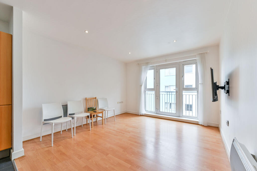 1 bed 1st Floor Flat for rent in Stepney. From Foxtons - Shoreditch