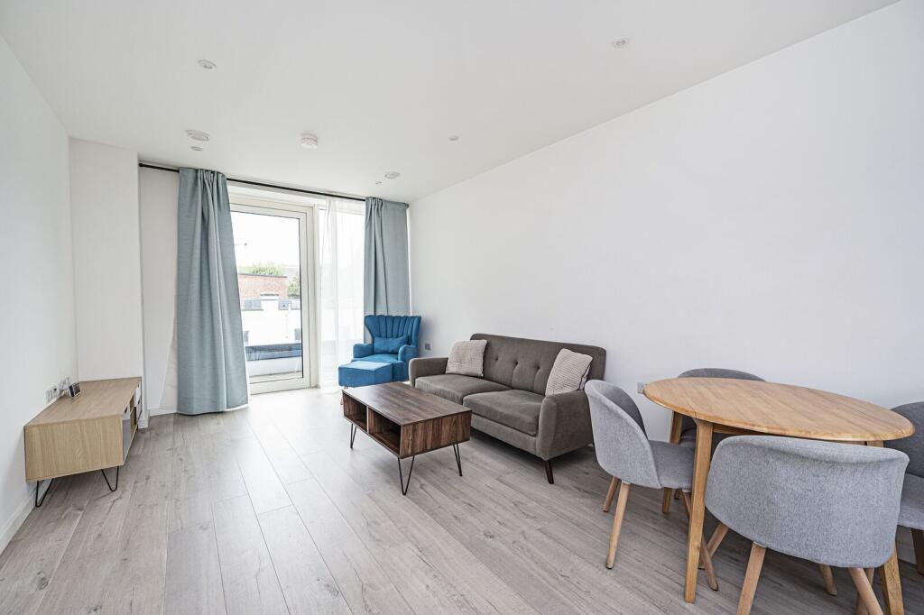 2 bed 1st Floor Flat for rent in Bow. From Foxtons - Shoreditch