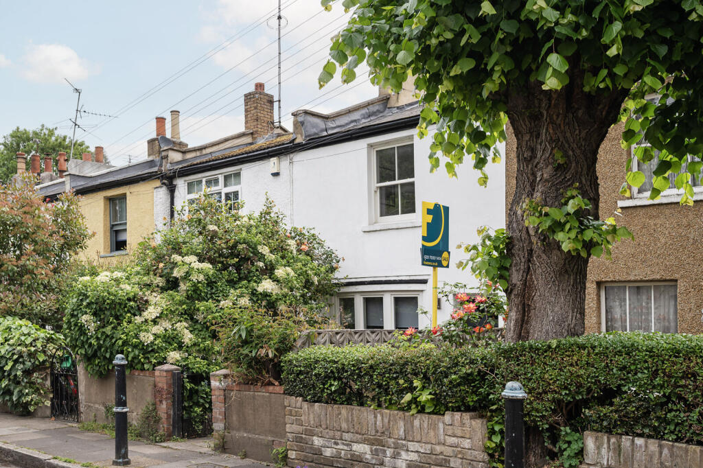 2 bed Mid Terraced House for rent in London. From Foxtons - Shoreditch