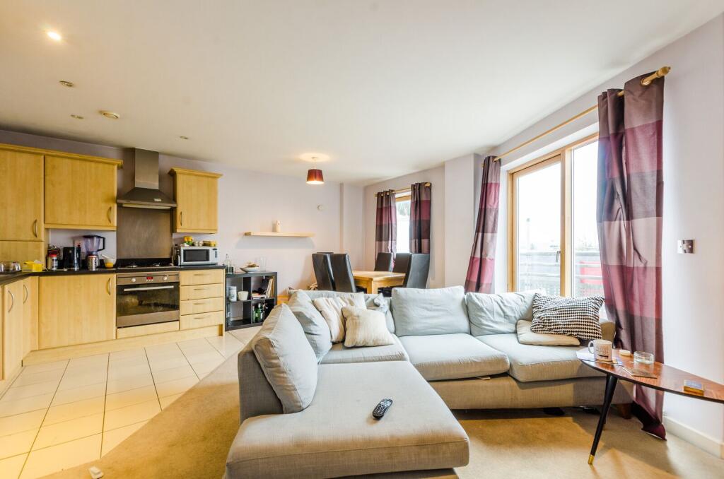 2 bed 1st Floor Flat for rent in Bow. From Foxtons - Shoreditch