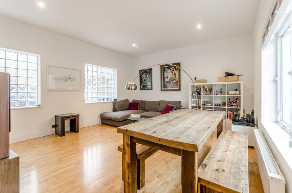 2 bed 1st Floor Flat for rent in Bethnal Green. From Foxtons - Shoreditch