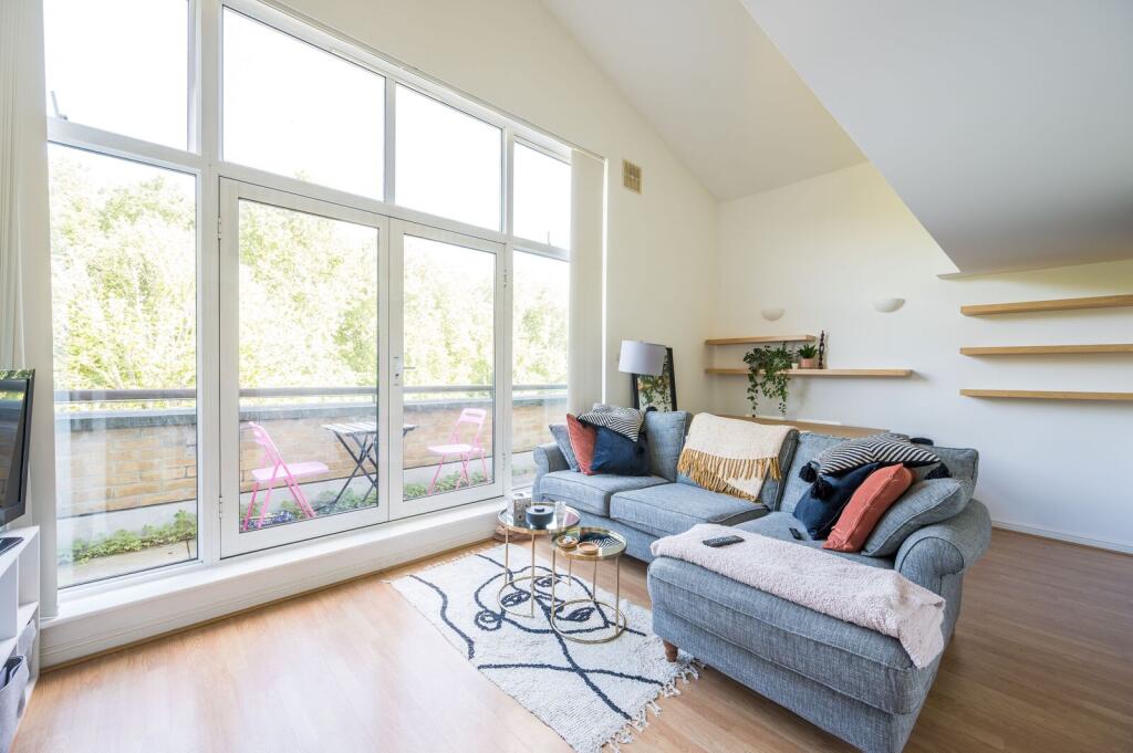 1 bed 1st Floor Flat for rent in Bow. From Foxtons - Shoreditch