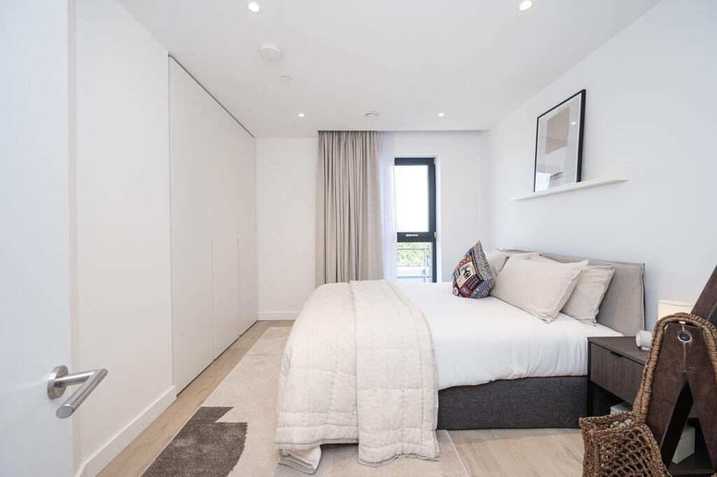 3 bed 1st Floor Flat for rent in Stepney. From Foxtons - Shoreditch