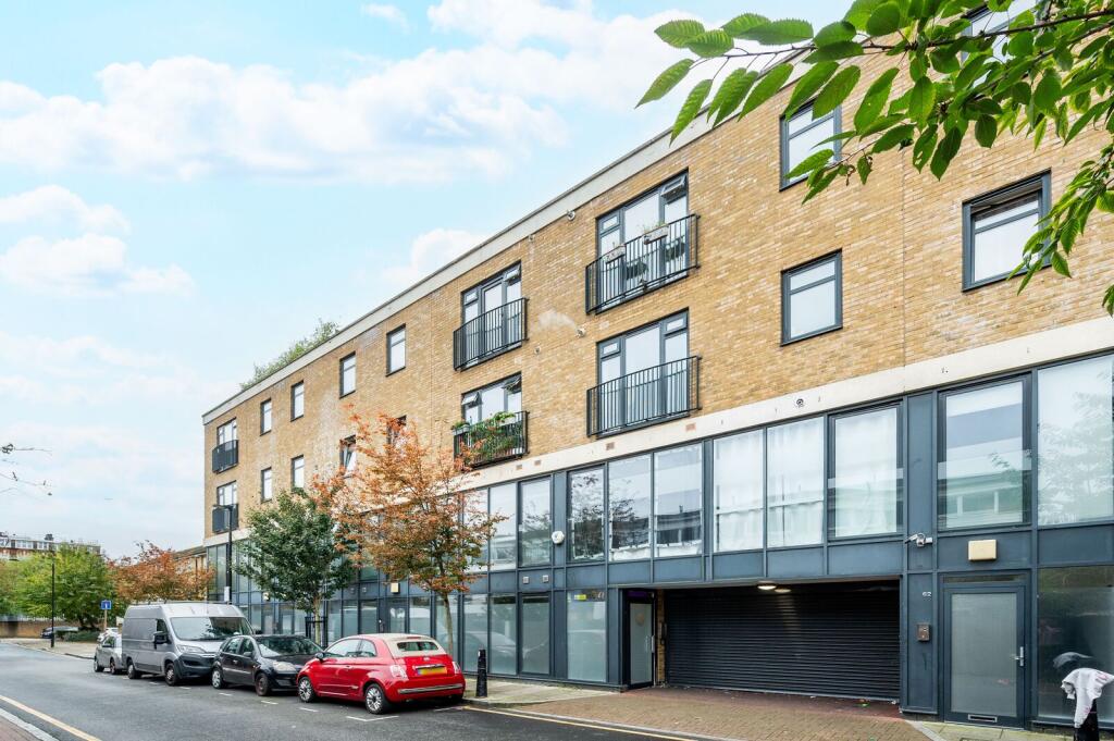 2 bed 1st Floor Flat for rent in Bethnal Green. From Foxtons - Shoreditch