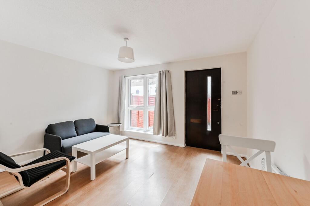 1 bed 1st Floor Flat for rent in Stepney. From Foxtons - Shoreditch
