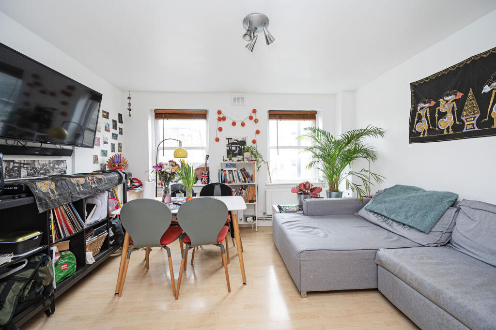 1 bed 1st Floor Flat for rent in Stepney. From Foxtons - Shoreditch