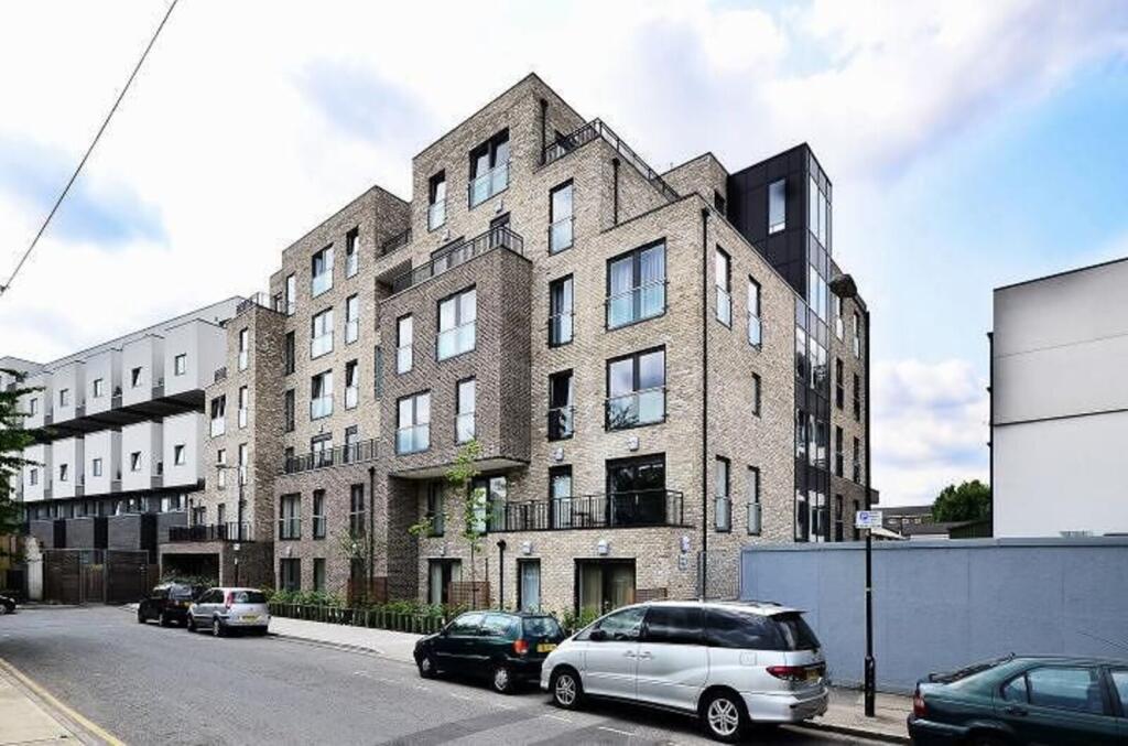 1 bed 1st Floor Flat for rent in Bow. From Foxtons - Shoreditch