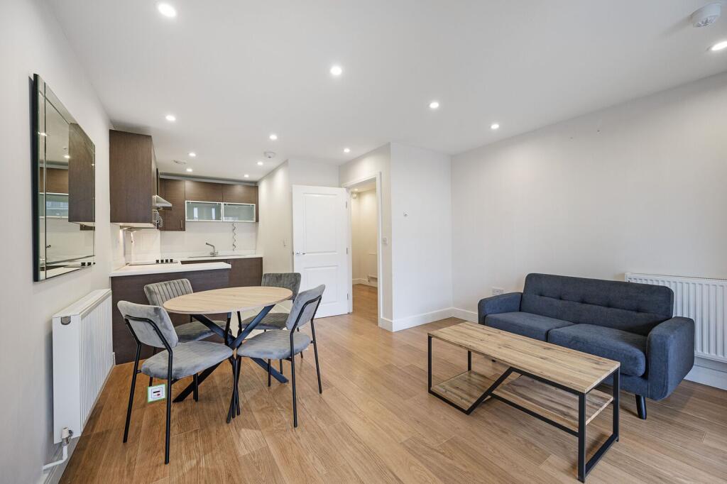 1 bed 1st Floor Flat for rent in Stepney. From Foxtons - Shoreditch