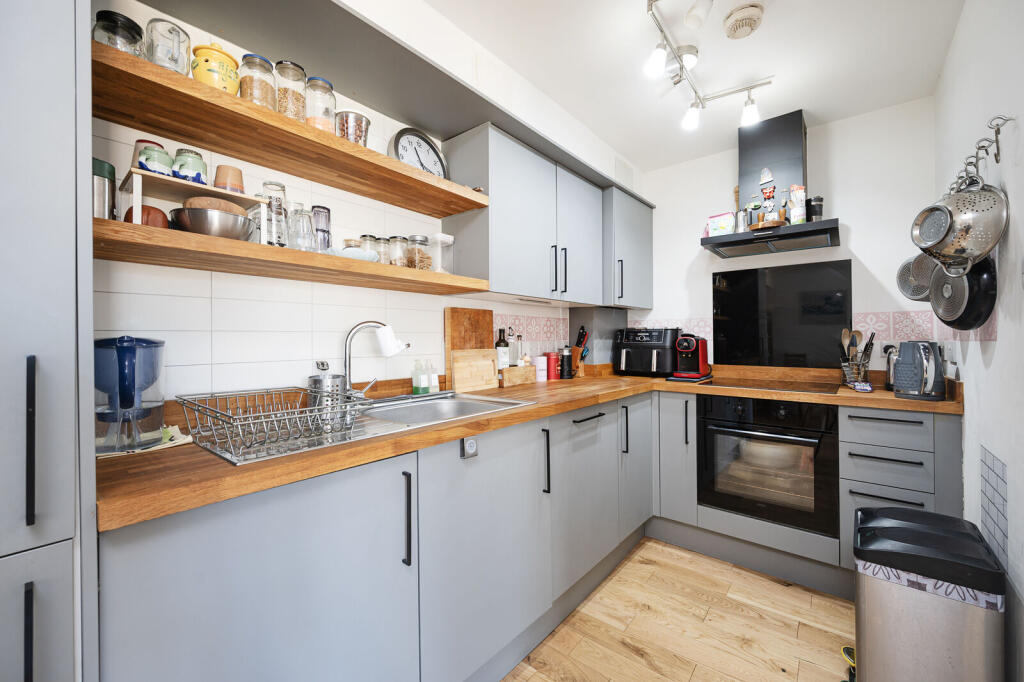 2 bed 1st Floor Flat for rent in London. From Foxtons - Shoreditch