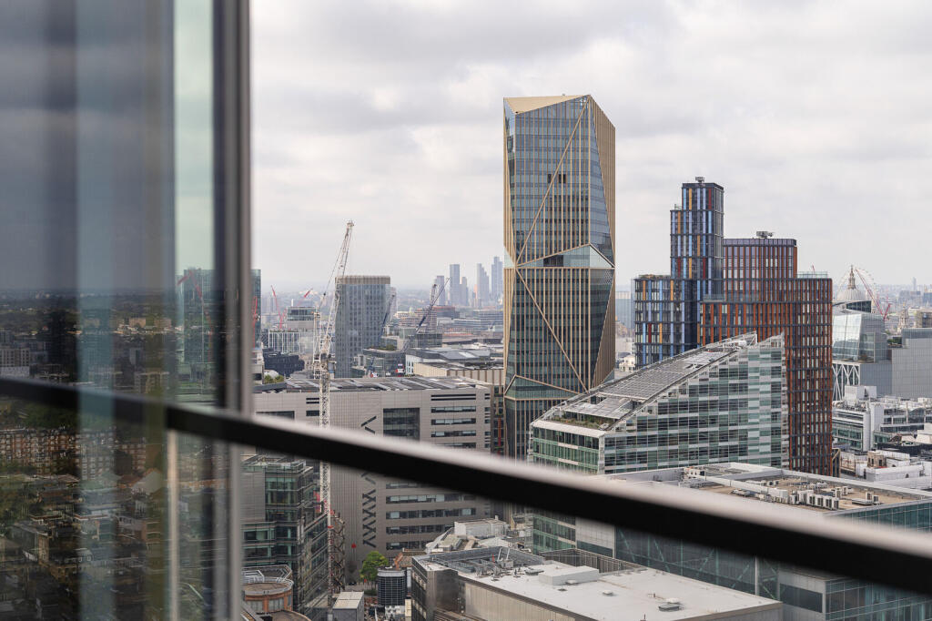 3 bed 1st Floor Flat for rent in London. From Foxtons - Shoreditch