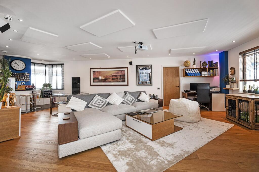 2 bed 1st Floor Flat for rent in Bow. From Foxtons - Shoreditch 2 bed 1st Floor Flat for rent in Bow. From Foxtons - Shoreditch