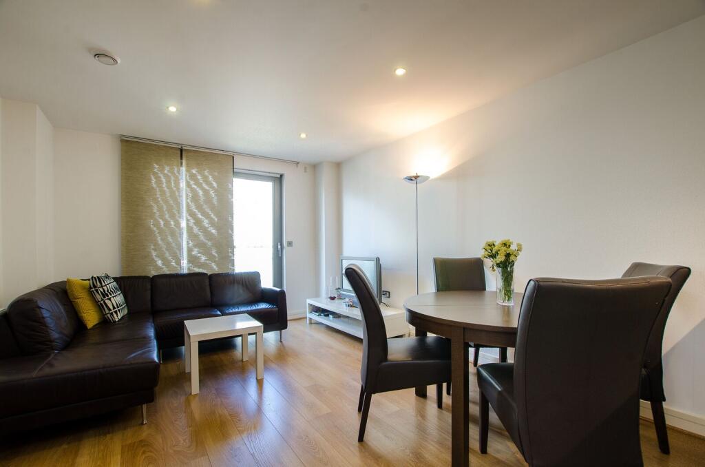 3 bed 1st Floor Flat for rent in Bow. From Foxtons - Shoreditch