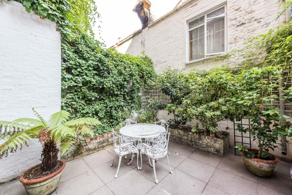 3 bed 1st Floor Flat for rent in London. From Foxtons - South Kensington