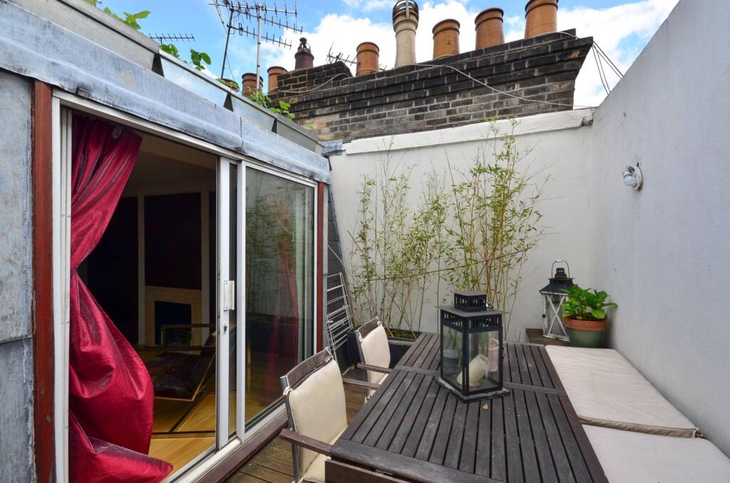 3 bed 1st Floor Flat for rent in London. From Foxtons - South Kensington 3 bed 1st Floor Flat for rent in London. From Foxtons - South Kensington