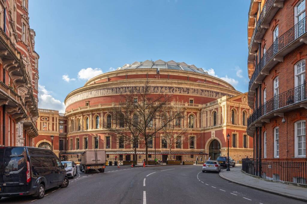 5 bed 1st Floor Flat for rent in London. From Foxtons - South Kensington