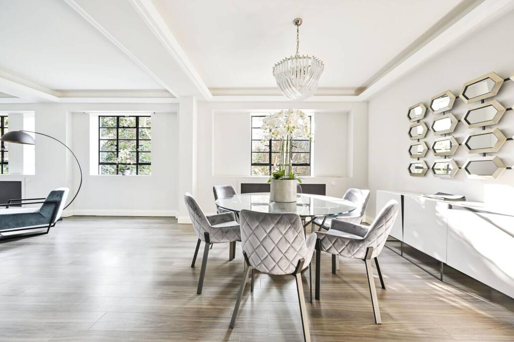 3 bed 1st Floor Flat for rent in London. From Foxtons - South Kensington