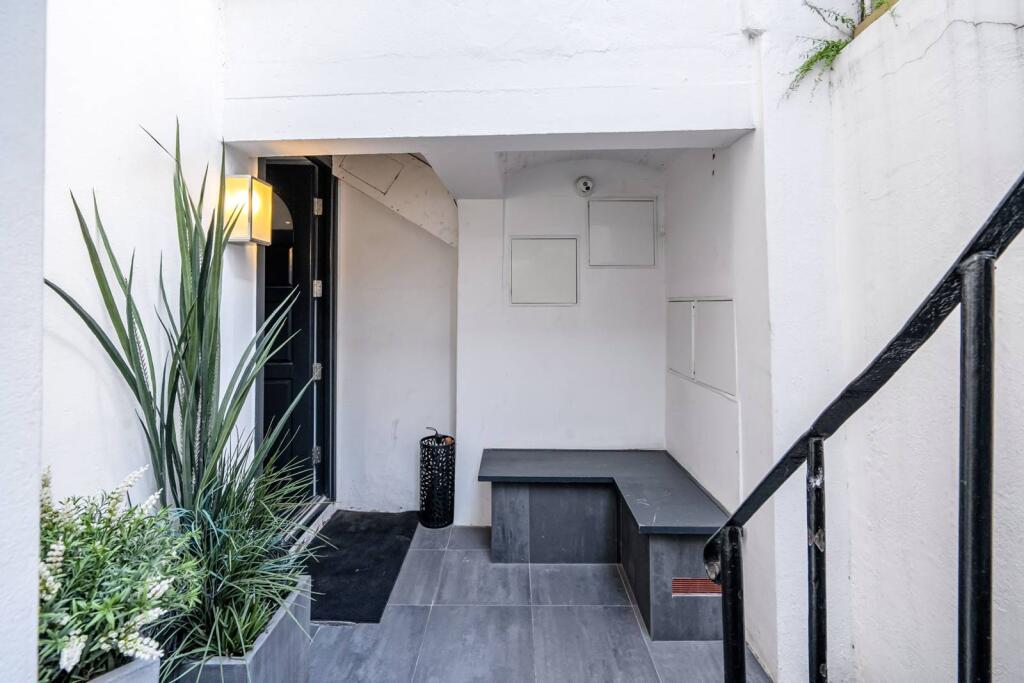 1 bed 1st Floor Flat for rent in London. From Foxtons - South Kensington