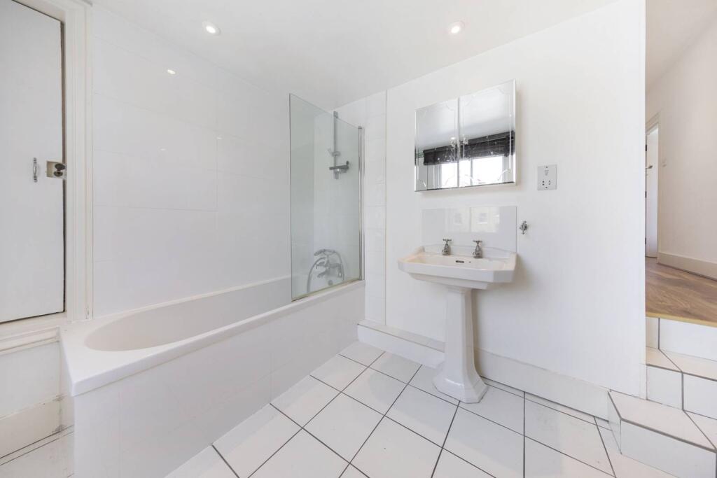2 bed 1st Floor Flat for rent in London. From Foxtons - South Kensington