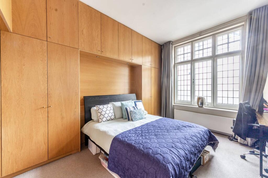 3 bed 1st Floor Flat for rent in London. From Foxtons - South Kensington