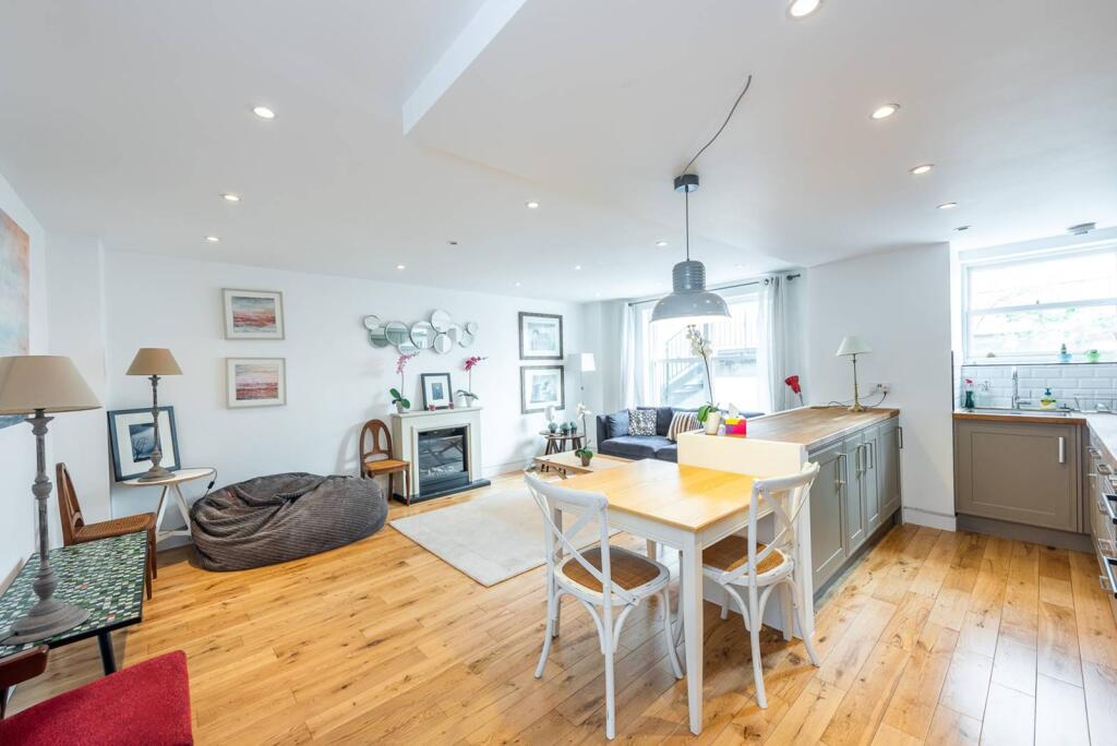 1 bed 1st Floor Flat for rent in Kensington. From Foxtons - South Kensington