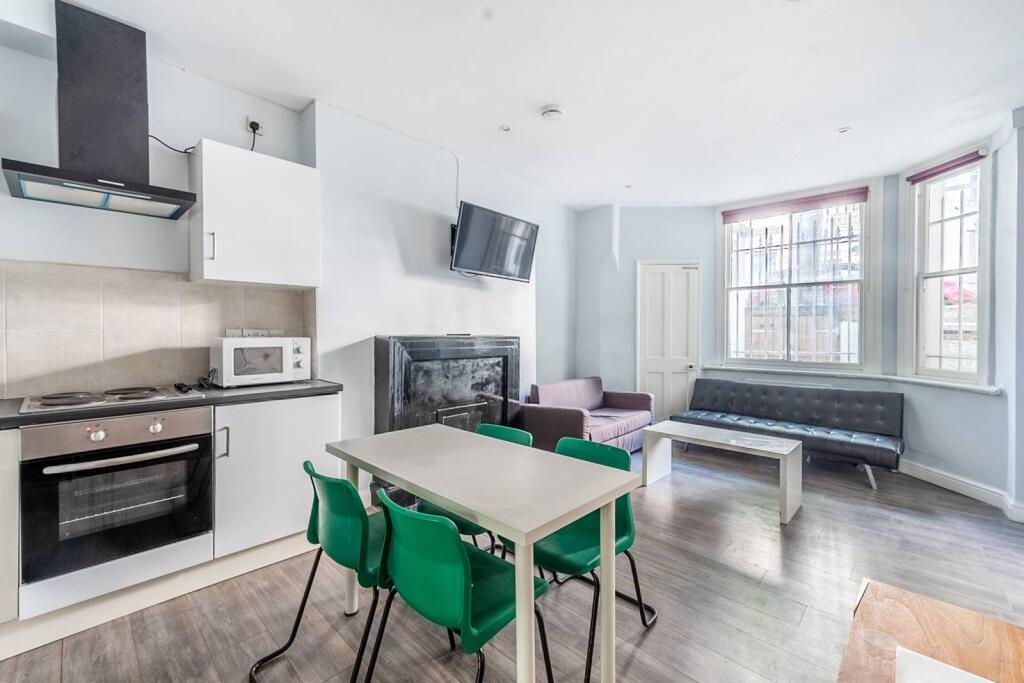 1 bed 1st Floor Flat for rent in Kensington. From Foxtons - South Kensington