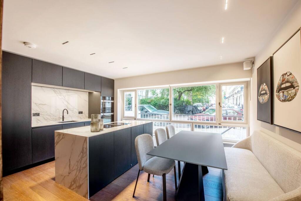 3 bed 1st Floor Flat for rent in Chelsea. From Foxtons - South Kensington