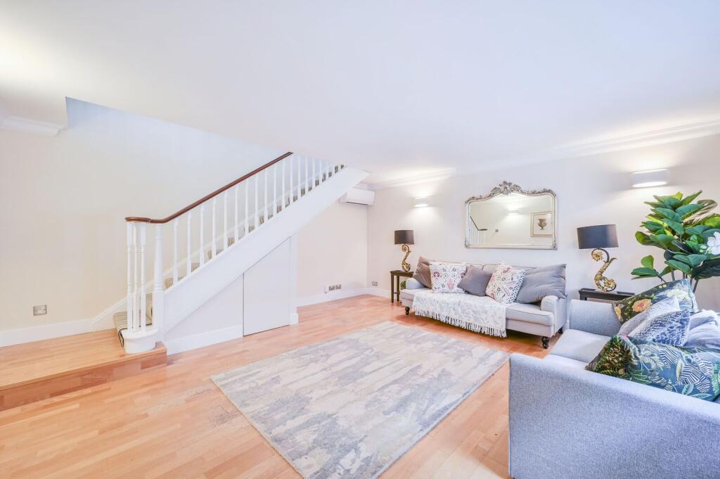 3 bed Mews for rent in London. From Foxtons - South Kensington