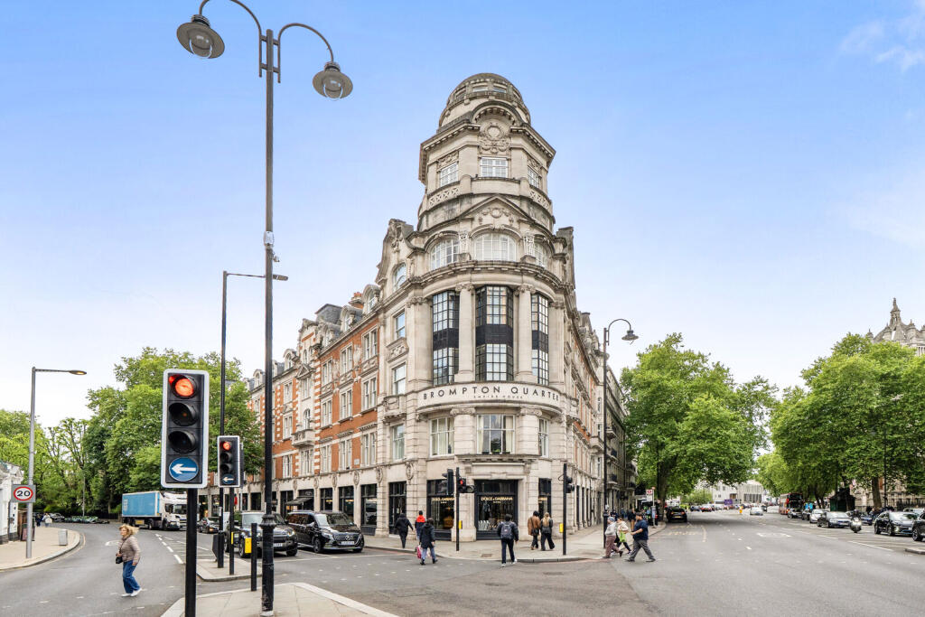 3 bed 1st Floor Flat for rent in London. From Foxtons - South Kensington