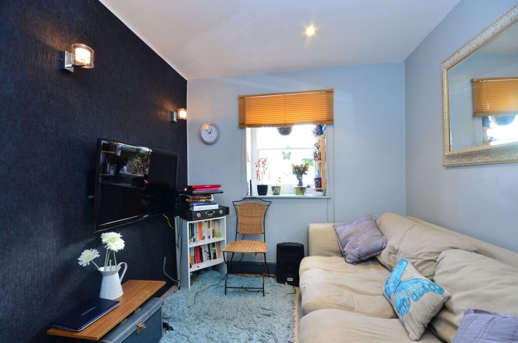 2 bed 1st Floor Flat for rent in Kensington. From Foxtons - South Kensington