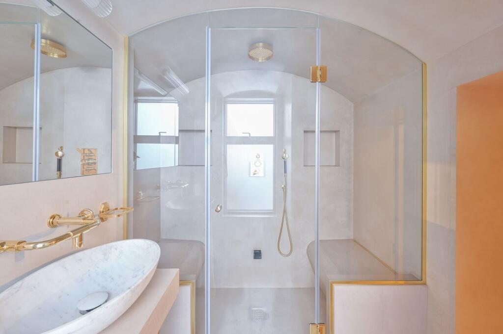 2 bed 1st Floor Flat for rent in Kensington. From Foxtons - South Kensington