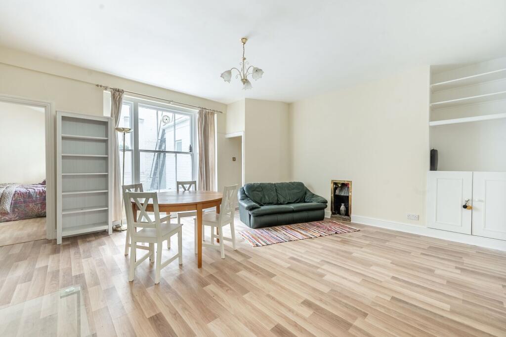 2 bed 1st Floor Flat for rent in Kensington. From Foxtons - South Kensington