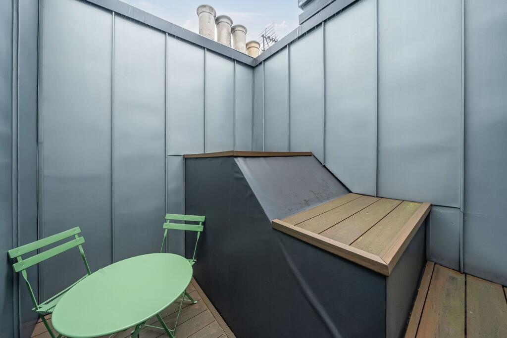 2 bed 1st Floor Flat for rent in Chelsea. From Foxtons - South Kensington