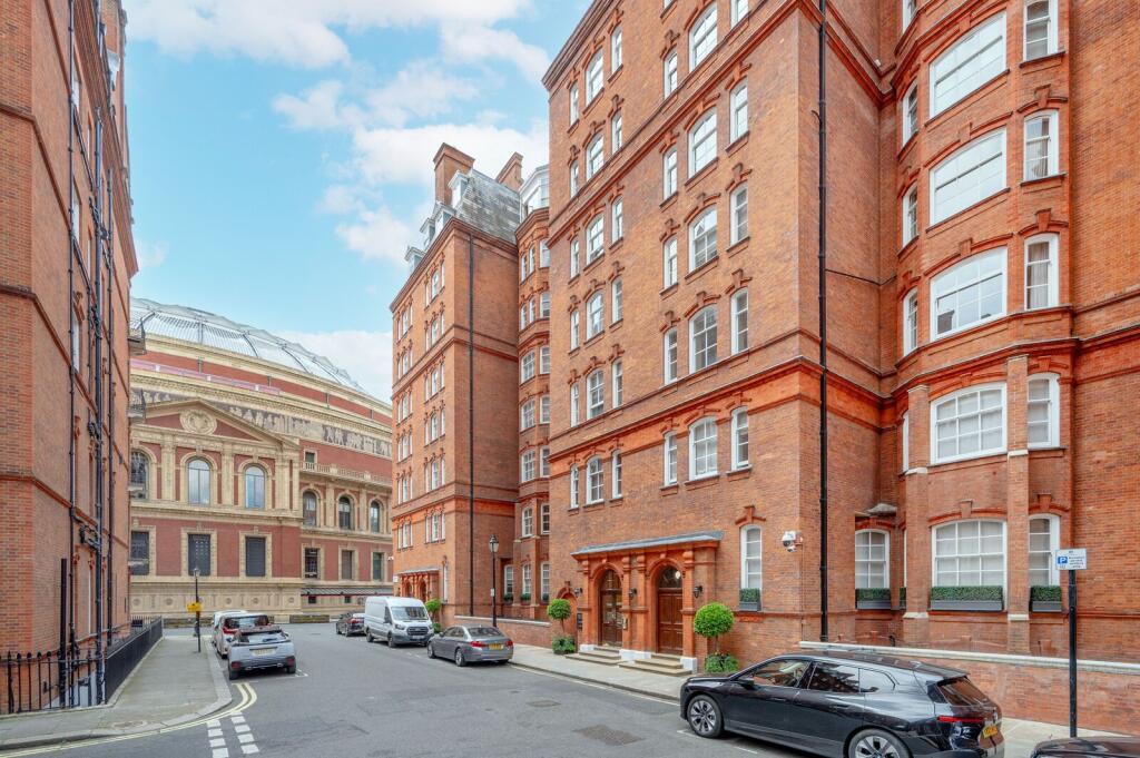 3 bed 1st Floor Flat for rent in London. From Foxtons - South Kensington