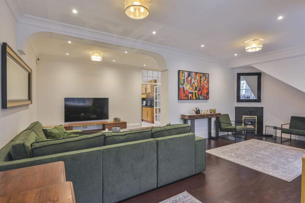 3 bed Mews for rent in London. From Foxtons - South Kensington