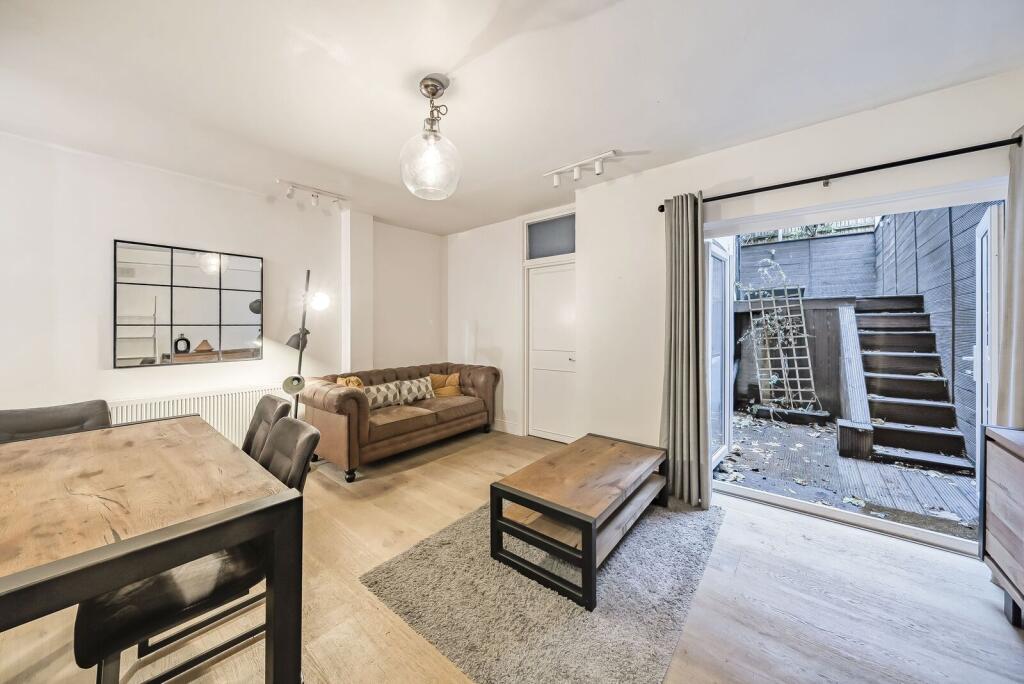 2 bed 1st Floor Flat for rent in Chelsea. From Foxtons - South Kensington