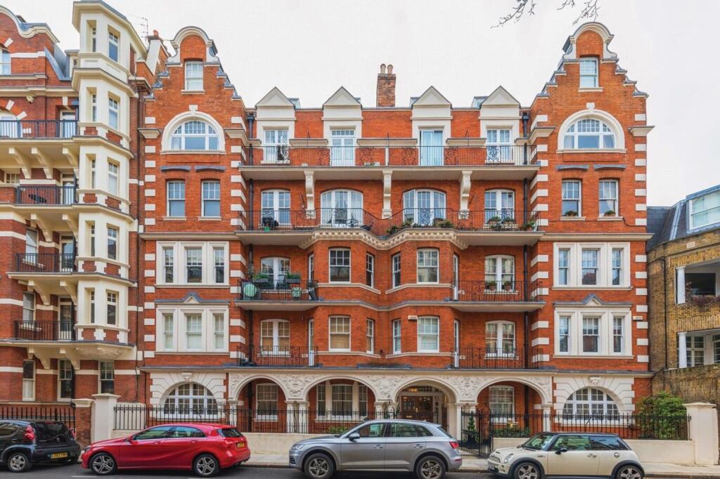 3 bed 1st Floor Flat for rent in Chelsea. From Foxtons - South Kensington