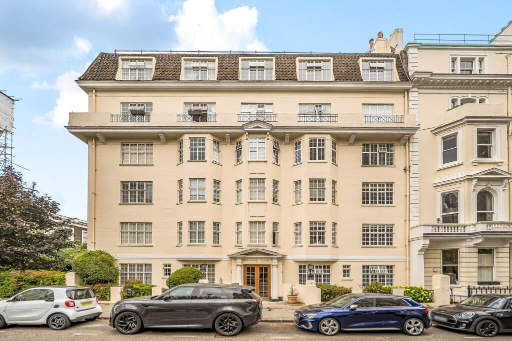 3 bed 1st Floor Flat for rent in London. From Foxtons - South Kensington