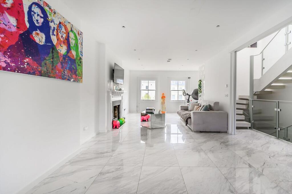 3 bed 1st Floor Flat for rent in Chelsea. From Foxtons - South Kensington 3 bed 1st Floor Flat for rent in Chelsea. From Foxtons - South Kensington