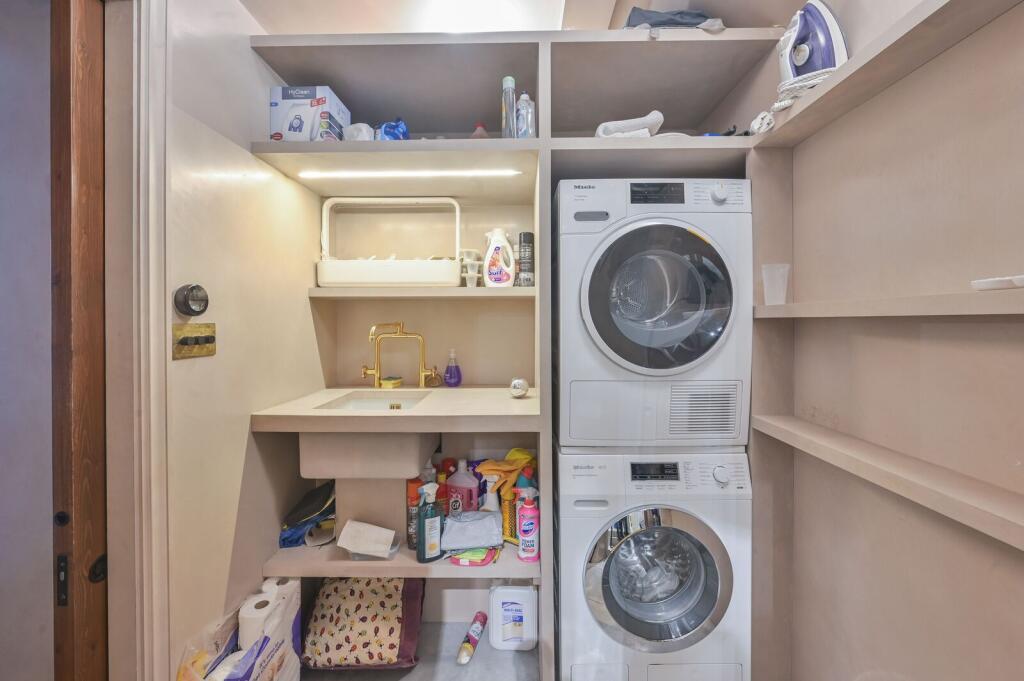 2 bed 1st Floor Flat for rent in London. From Foxtons - South Kensington 2 bed 1st Floor Flat for rent in London. From Foxtons - South Kensington