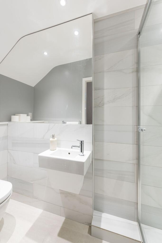 3 bed 1st Floor Flat for rent in London. From Foxtons - South Kensington
