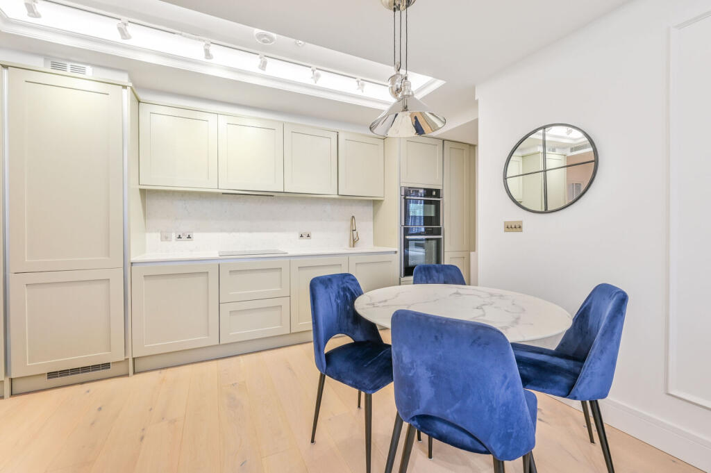 2 bed 1st Floor Flat for rent in Chelsea. From Foxtons - South Kensington