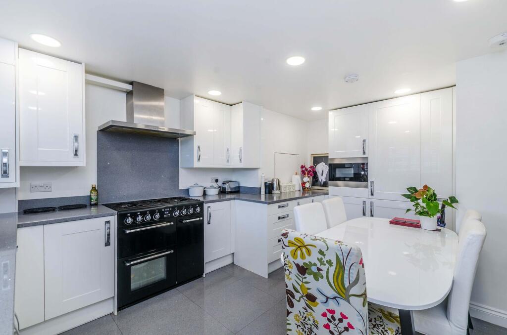 3 bed 1st Floor Flat for rent in Paddington. From Foxtons - St Johns Wood