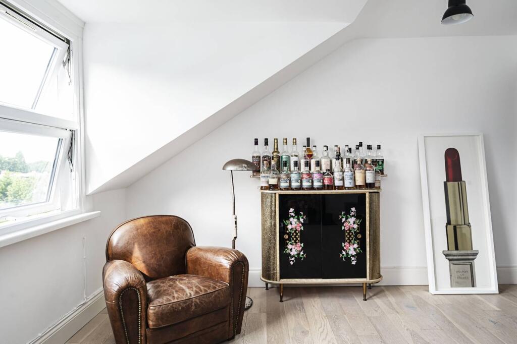 2 bed 1st Floor Flat for rent in London. From Foxtons - Stoke Newington