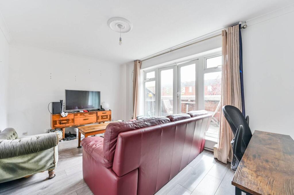 3 bed 1st Floor Flat for rent in London. From Foxtons - Stoke Newington