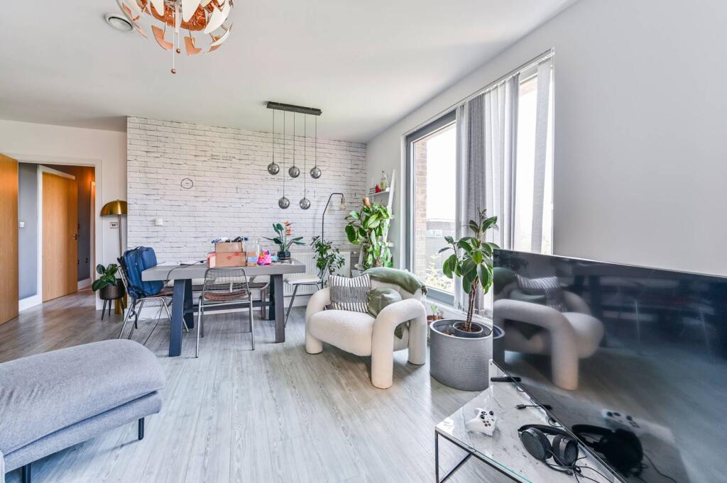 3 bed 1st Floor Flat for rent in London. From Foxtons - Stoke Newington