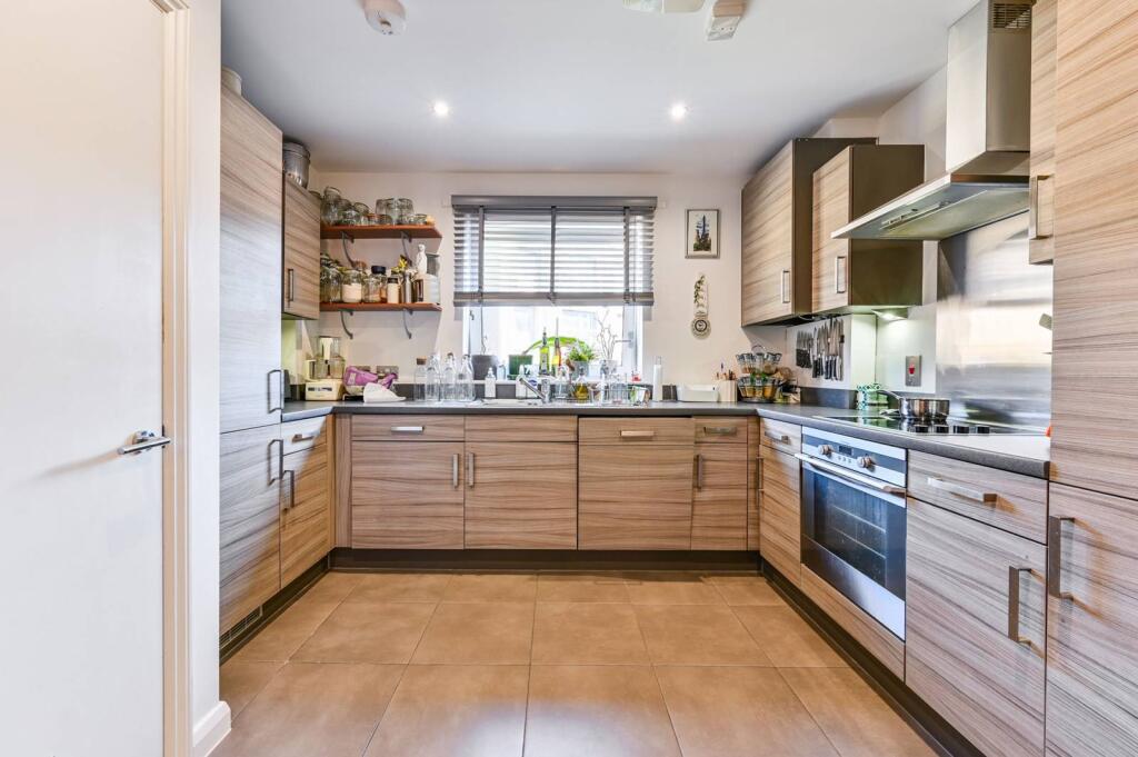 2 bed 1st Floor Flat for rent in Stoke Newington. From Foxtons - Stoke Newington