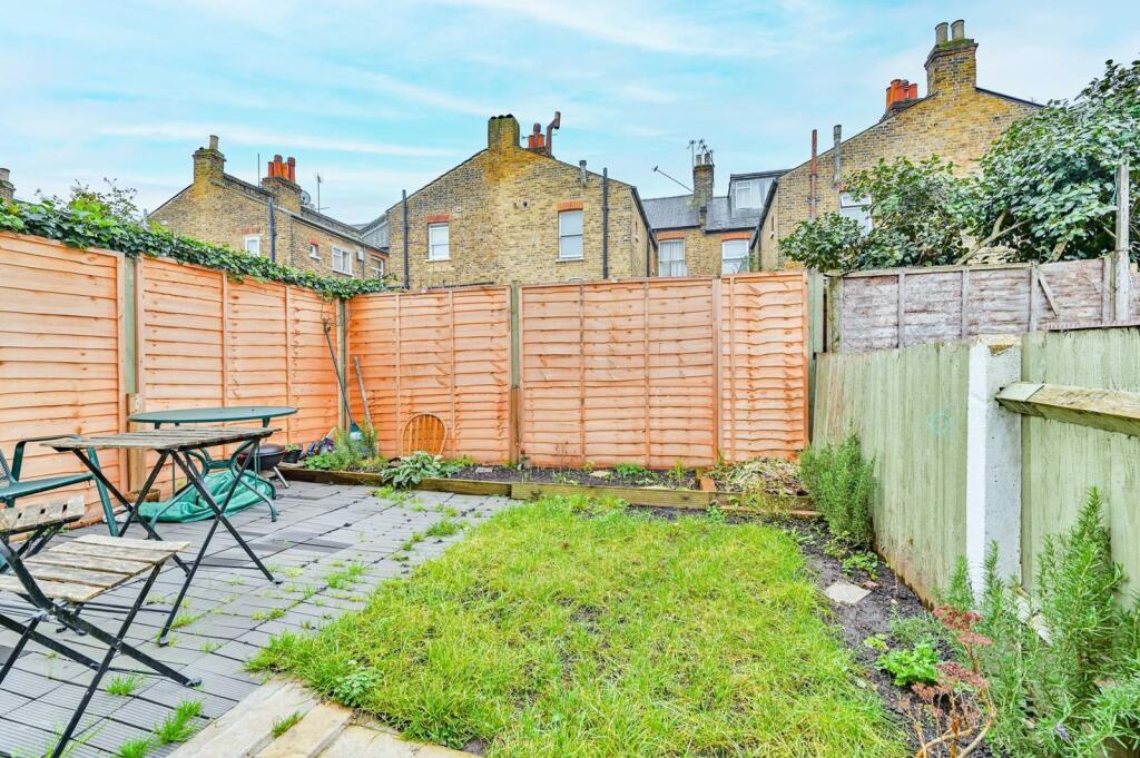 2 bed 1st Floor Flat for rent in Tottenham. From Foxtons - Stoke Newington