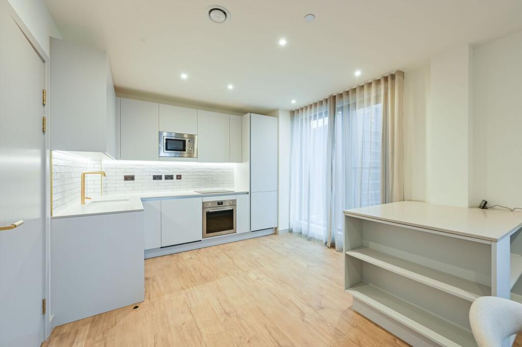 2 bed 1st Floor Flat for rent in . From Foxtons - Stoke Newington