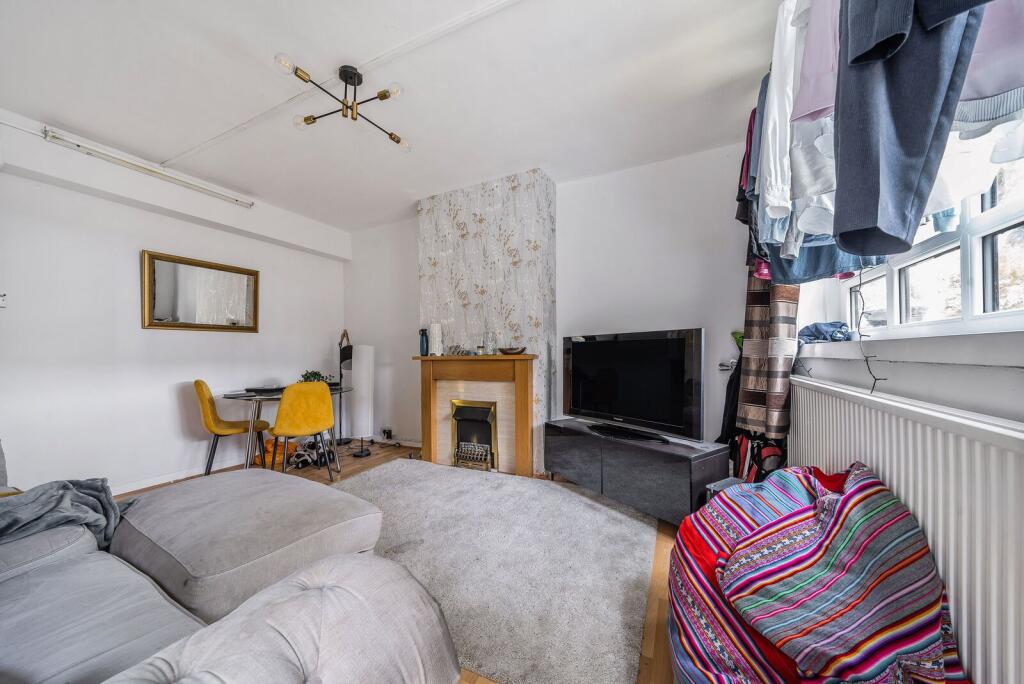 3 bed 1st Floor Flat for rent in London. From Foxtons - Stoke Newington